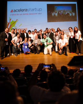 Foto de Grupo no Palco da Acelera Startup